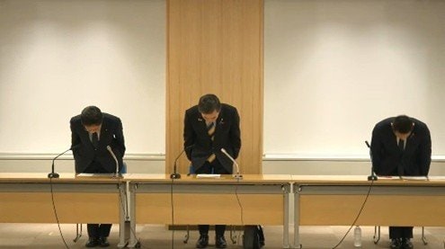 謝罪する国民民主党東京都連の川合孝典会長（中央）ら（国民民主党東京都連YouTubeより）