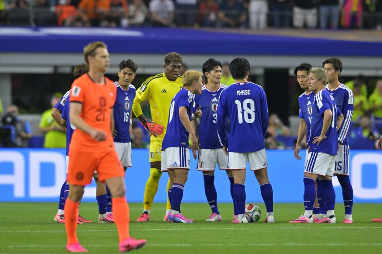 オランダ戦で失点直後に青空ミーティングで声を掛け合う日本代表（写真／JMPA）