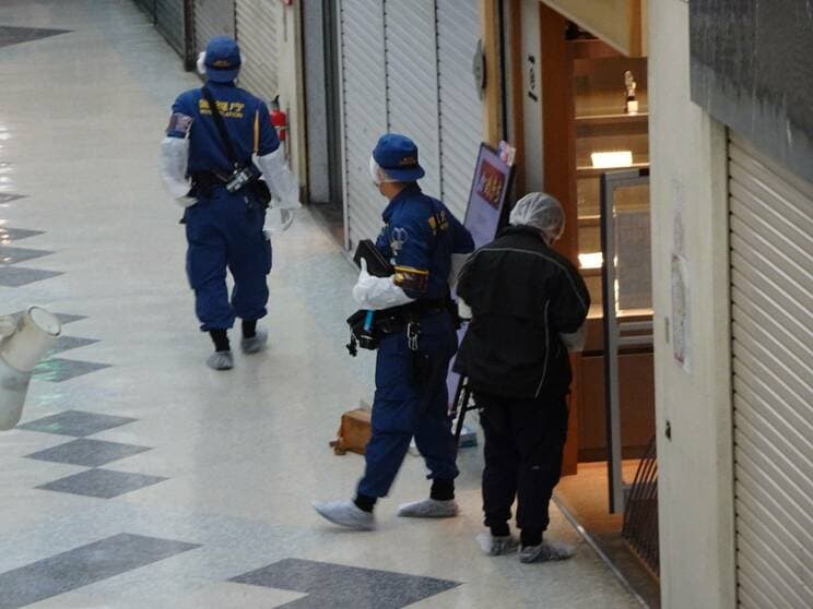 捜査する捜査員（写真／読者提供）
