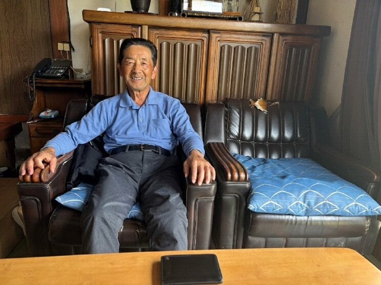 取材に応じる染谷さん（撮影/集英社オンライン）