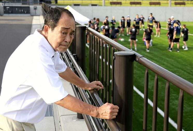 監督を務める女子ラグビーチームの練習を見つめる春口さん〈読売新聞提供〉