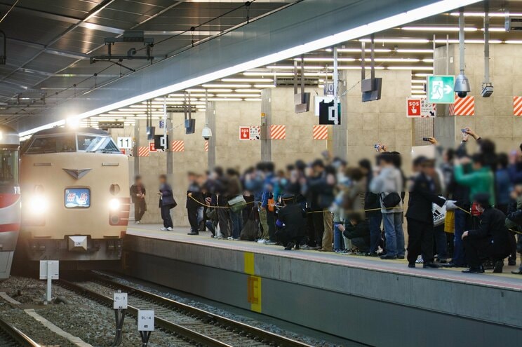 駅に群がる撮り鉄（2011年、485系特急雷鳥引退時）