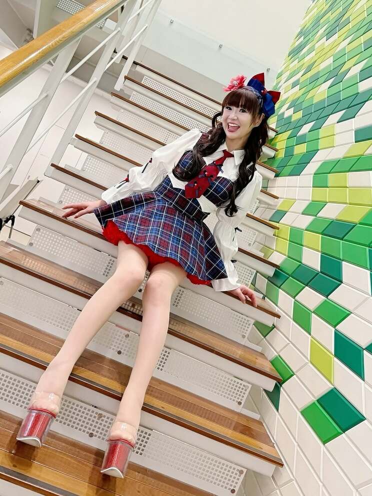 SNSでは56歳と思えぬ美脚を披露（写真／本人SNSより）