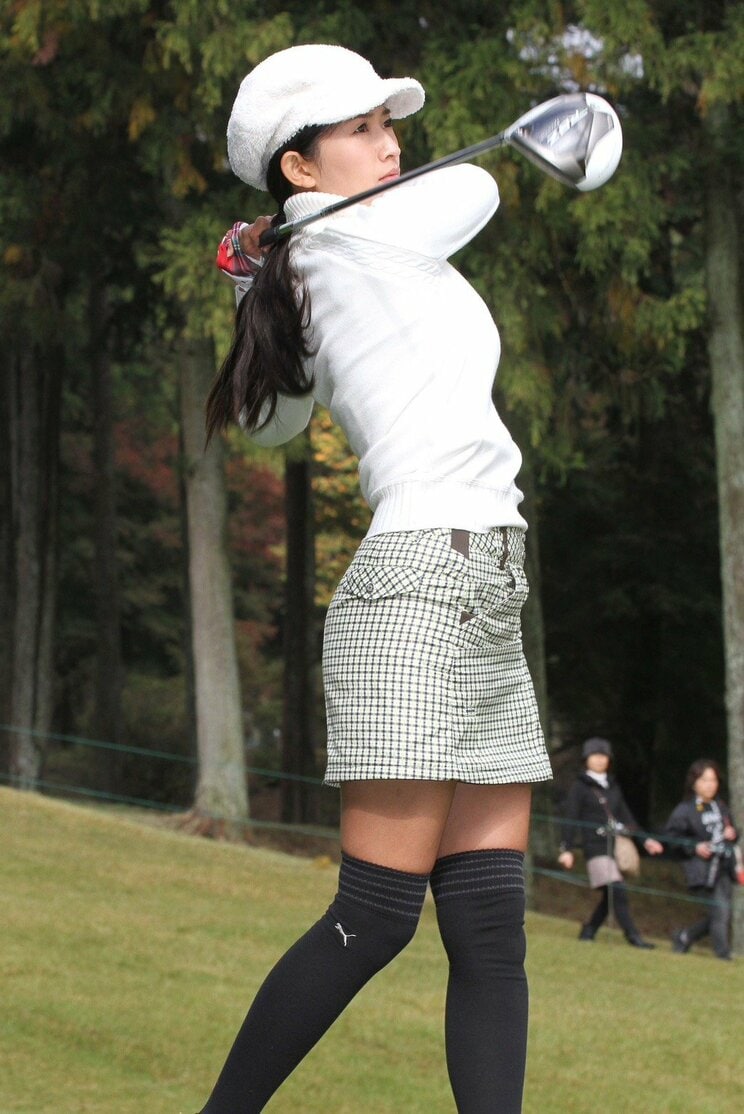 ゴルフをするグラドル時代の森下氏、安住氏に大勝した