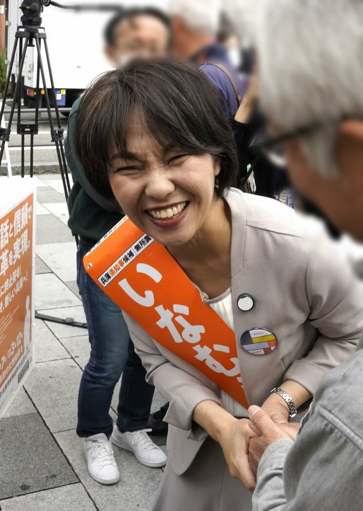 握手をする稲村和美氏（撮影／集英社オンライン）