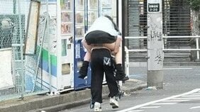 「なんで私だけじゃないの~!」深夜3時の歌舞伎町に響き渡るホス狂の咆哮。カオス化する街…「ぶっちゃけ担当のため」と話す立ちんぼ女子に、半裸で寝る男たちも(ルポ歌舞伎町24時)