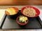 二人が注文した「かつ丼（小）と冷たいそばのセット」