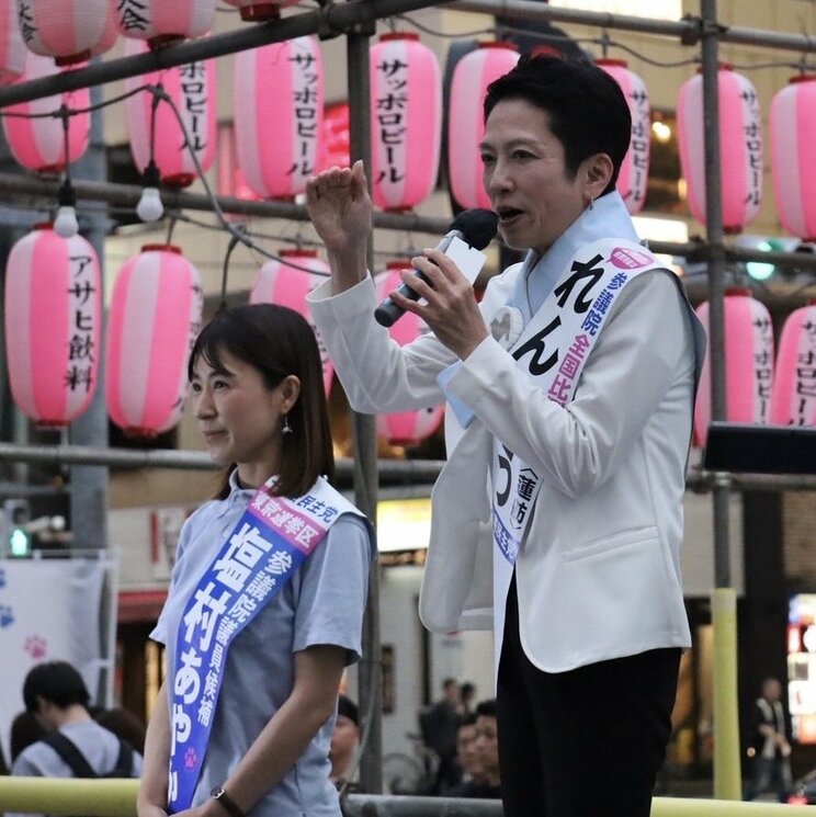 7月11日、恵比寿駅前にて東京選挙区から出馬中の塩村あやか候補と演説を行なう蓮舫氏（撮影／集英社オンライン）