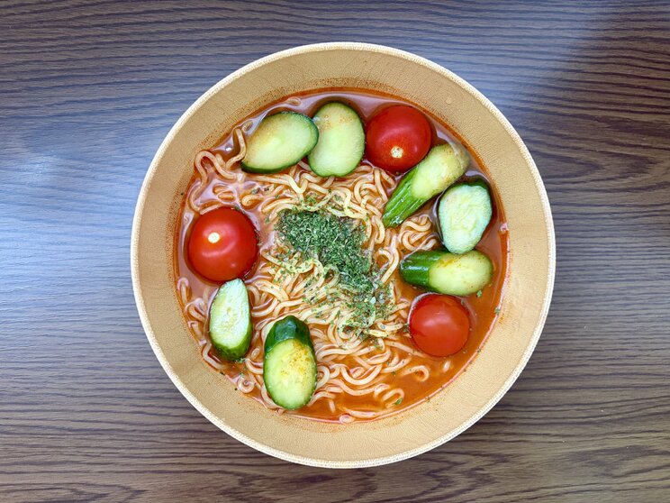 夏野菜を添えたヘルシーな冷やしトマトラーメン（写真／PhotoAC）