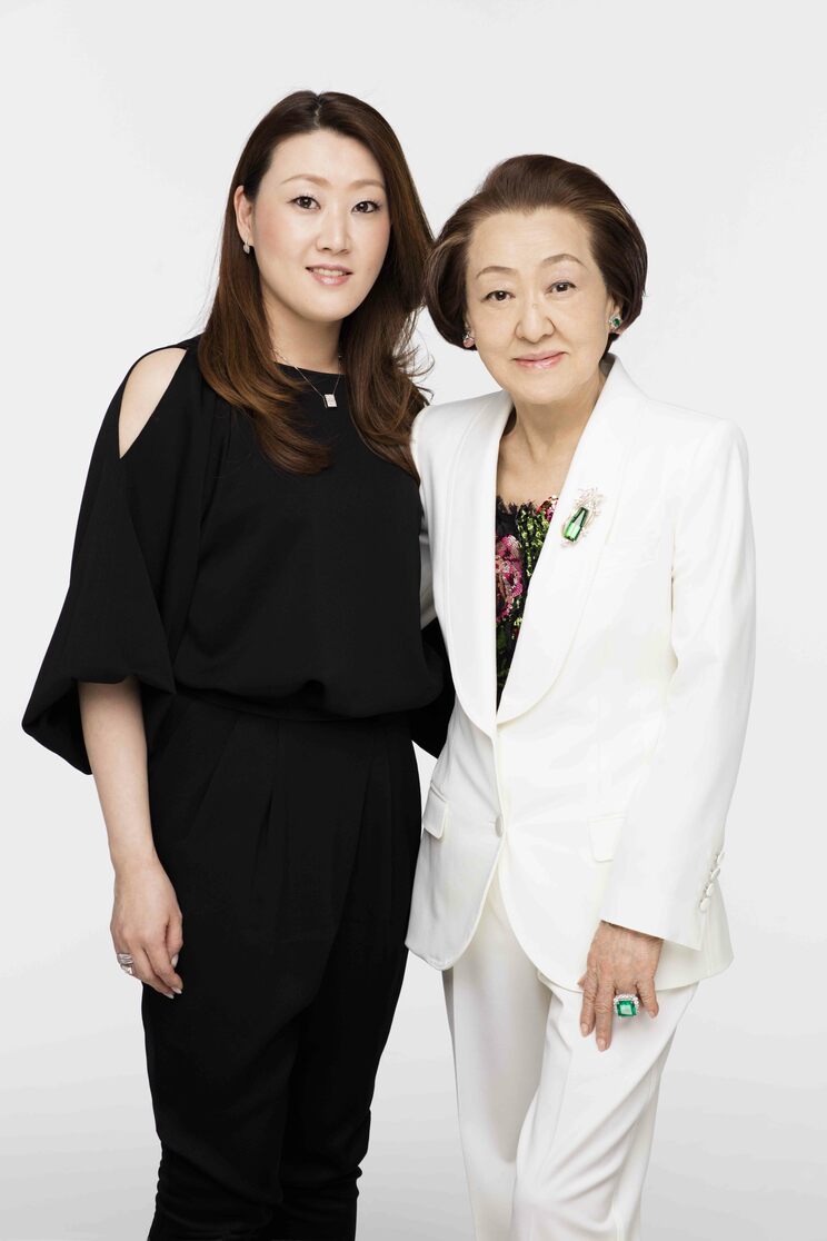 晩年の細木数子さん（写真右）と後継者で娘のかおりさん（左）