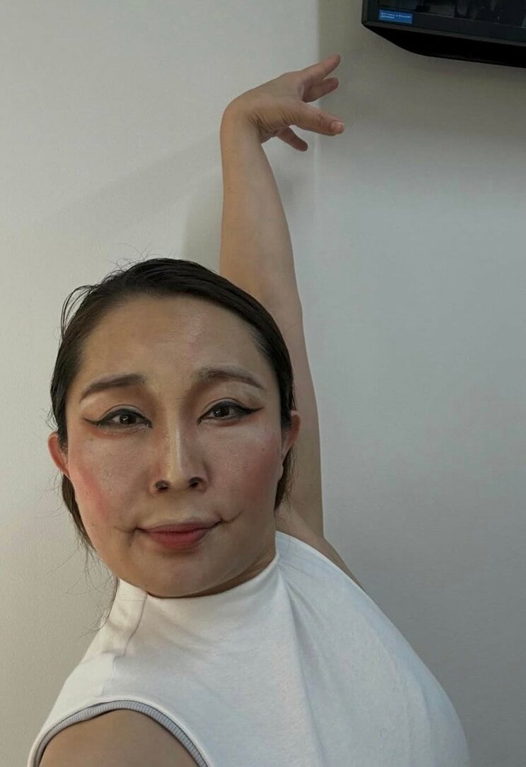 りくりゅうペアのものまねをするキンタロー。（写真／本人Instagram）