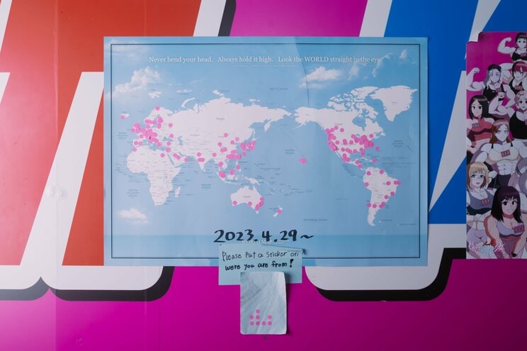店内に貼られた世界地図にマーキングがしてあり、世界各国からお客さんが訪れていることがわかる。取材当日は、デンマーク、ベルギー、メキシコ、ドイツ、ブルガリアの方々が来ていた