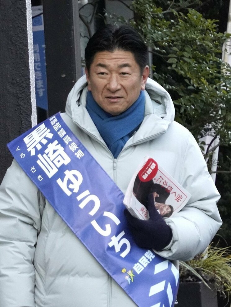 2月3日、地下鉄中野坂上駅前で駅立ちをする黒崎祐一氏（撮影／集英社オンライン）