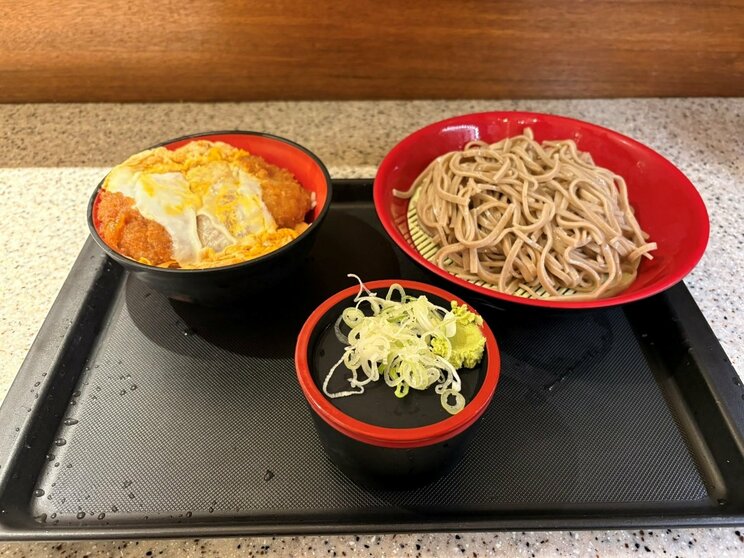 二人が注文した「かつ丼（小）と冷たいそばのセット」