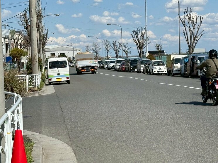駐車中の車両なのか、放置車両なのか、傍目では判断がつきにくい（撮影／集英社オンライン）