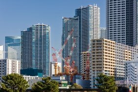 〈タワマン包囲網〉短期転売への課税強化、金融庁は“50年ローン”に懸念…マンション高騰対策で「普通の人が買えなくなる」皮肉