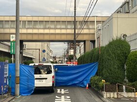 〈埼玉・拳銃男が立てこもり〉「『ストレッチャー!』と看護師が叫び、診察台の下に大きな血だまりが…」病院患者が語った戦慄の発砲現場…「犯人はふだんヨタヨタと歩く高齢のおじいさん」と近隣住民が証言