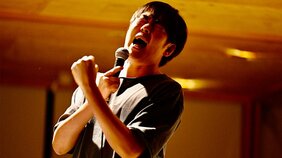 「一番素直なコメディアンでありたい」村本大輔はなぜ自ら人の傷に触れ、それをコメディに昇華させようとするのか?