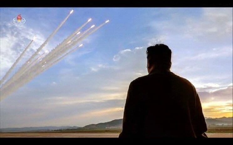 朝鮮人民軍が５月30日に行った超大型放射砲の発射を眺める金正恩氏（朝鮮中央テレビより）