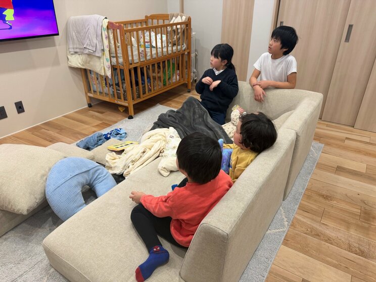 テレビをみる子どもたち、自宅は子ども中心に設計されていた