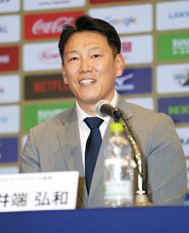 侍ジャパンのメンバー発表記者会見での井端弘和監督（写真／共同通信社）