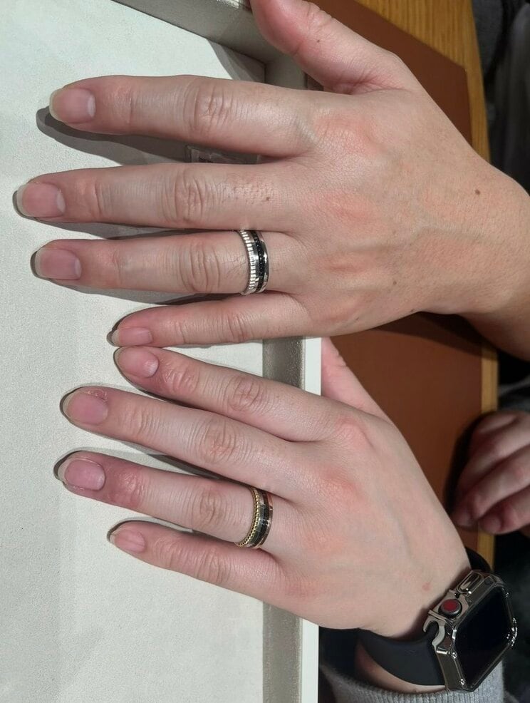 Aと園田さんが「婚約指輪」購入を検討中、店で撮ったもの（写真／園田さん提供）