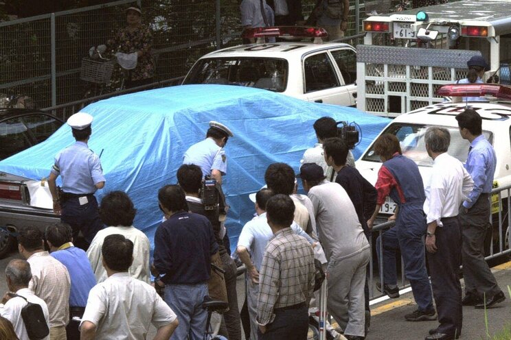 刃物男が乱入した大阪教育大学附属池田小学校から運び出される、容疑者が乗ってきた乗用車（写真／共同通信社）
