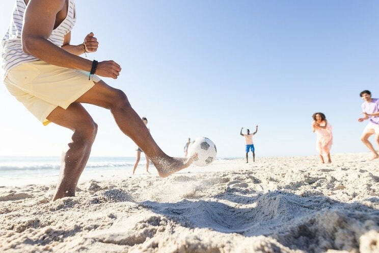 ビーチで遊ぶ若者たち（画像はイメージです/ Shutterstock）