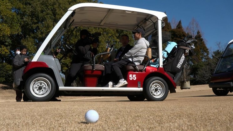 インタビューに答える前澤さん