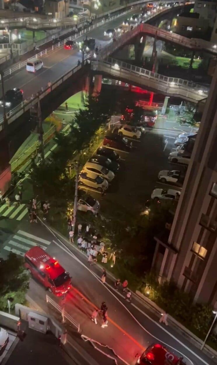 爆発直後マンション前に到着した消防車（近隣住民提供）