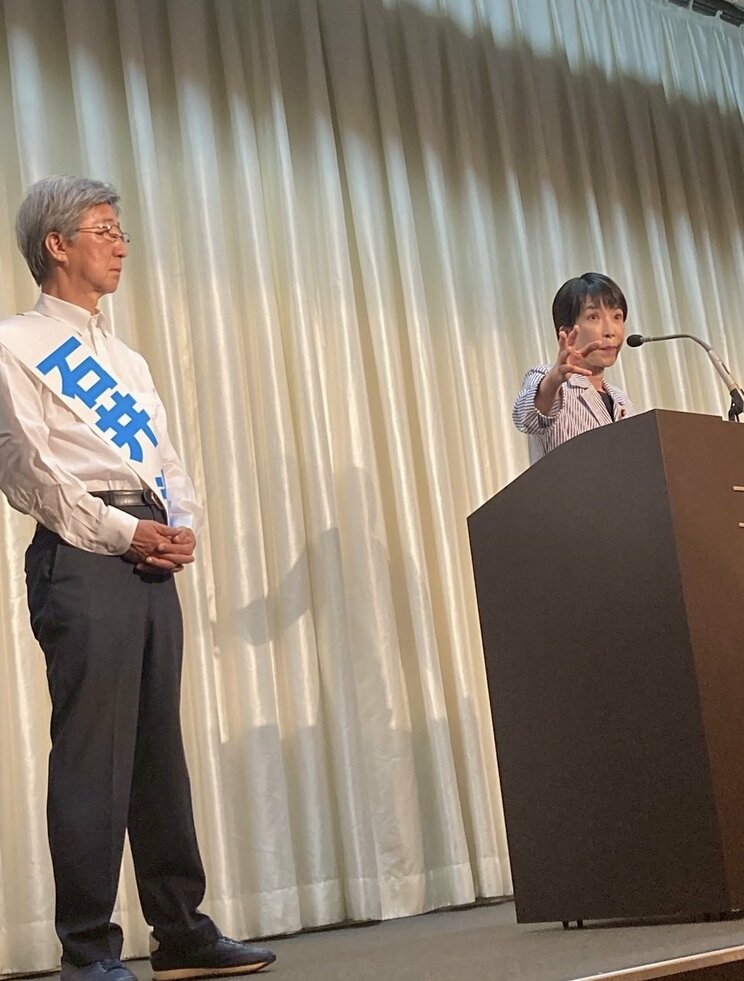 昨年7月、個人演説会を開いた石井氏と、弁士として登壇した高市氏（石井準一公式Xより）