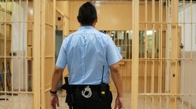 刑務官が受刑者にお菓子、タバコ、無修正アダルト画像を提供、見返りは現金…裁判長もあきれた倫理観【裁判傍聴】