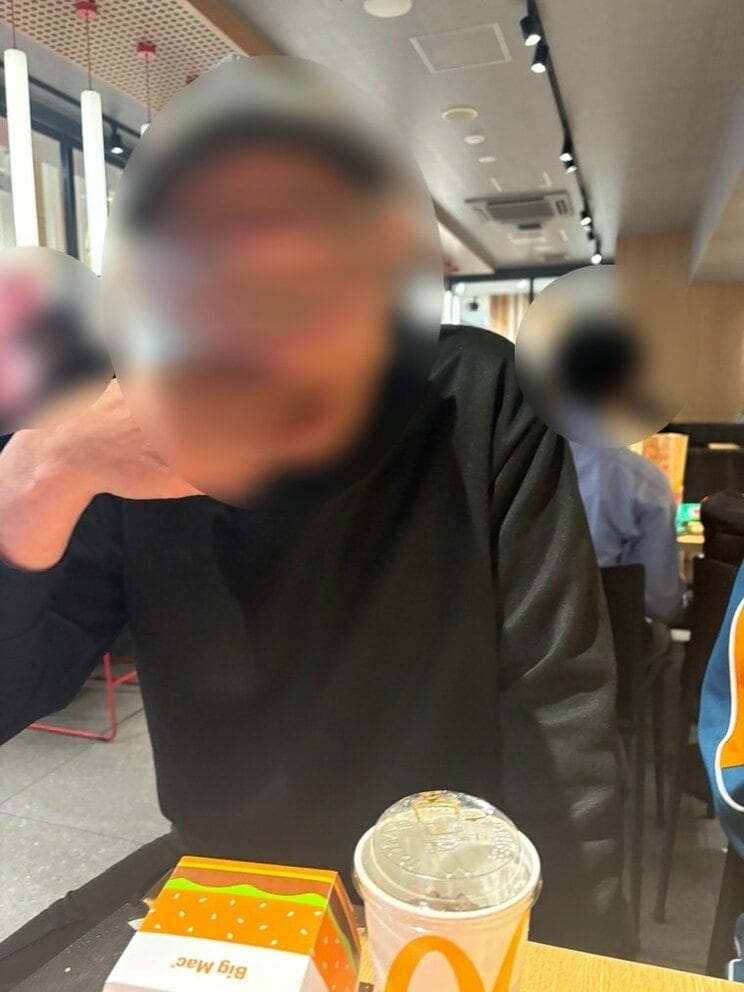 ため息を飲み込むようにポテトを頬張った吉田慎太郎さん（撮影／山崎尚哉）