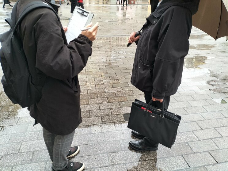 〈新橋・サラリーマン100人に聞いた〉3月13日以降、「マスクを着け続ける?」「それとも外す?」 “脱マスク”するは0人! 本音は外したいけど…「非常識なヤツと思われるのは嫌ですから」_4