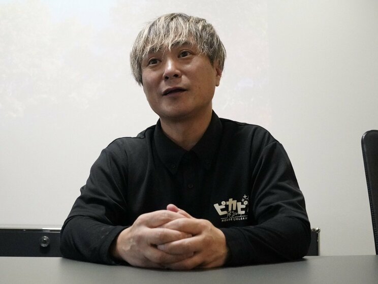 取材に応じる入江さん(撮影/集英社オンライン)