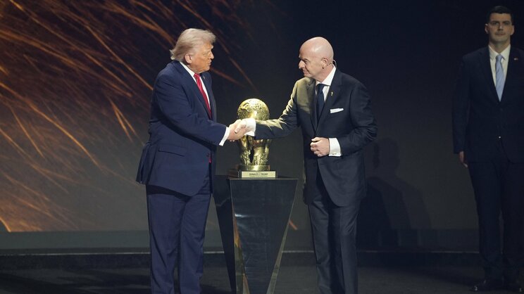 「FIFA平和賞」を授与したドナ・トランプ米大統領（写真／共同通信社）