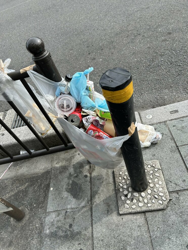 一部ではこうしたゴミが放置されていることも