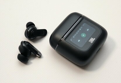 JBL ワイヤレスイヤフォン ブラック 充電ケース付き 3/10発売】世界初「ディスプレイ付き充電ケース」を付属。JBLの