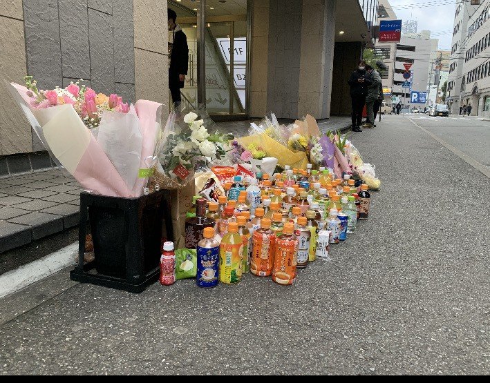 事件当時、現場に供えられていた花や飲み物(撮影/集英社オンライン)