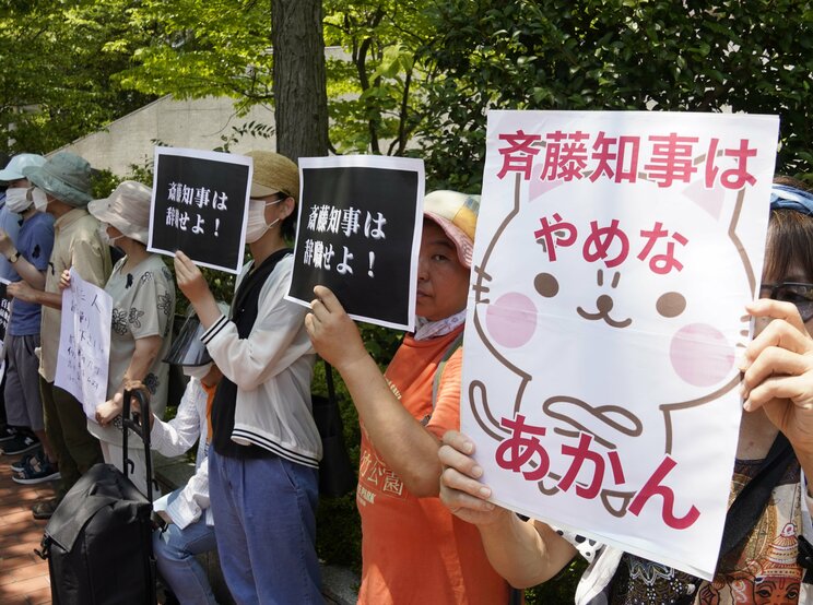 （画像4）7月19日に兵庫県庁前で行われた抗議行動で掲げられたプラカード（撮影／集英社オンライン）