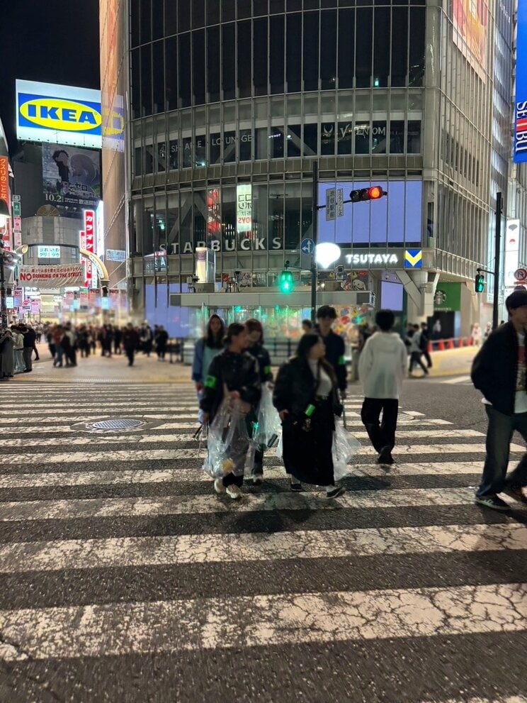 〈外国人だらけの渋谷ハロウィーン〉「休止？シラナイヨ」「誰も止められないヨ」酒がなくてもハイテンションで…_16