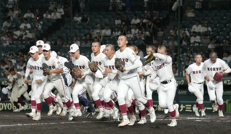 １回戦を勝利した広陵ナイン（写真／共同通信社）