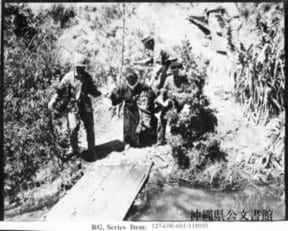1945年４月３日、約２時間にわたる説得ののち壕から出てきた、子ども２人を殺し、自らの命も絶とうとしていた民間人。沖縄県公文書館 蔵