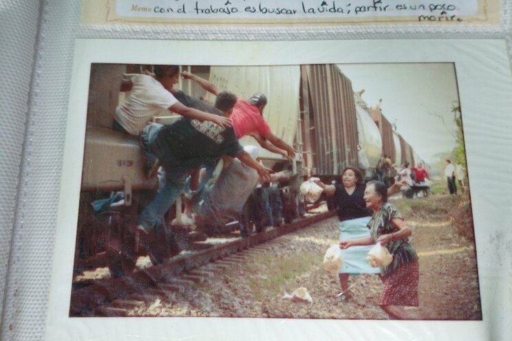 アメリカンドリームを夢見る中米移民たちを乗せて走る「野獣列車」。屋根に人が乗り、線路脇からは食料が投げ込まれる衝撃的な光景_2