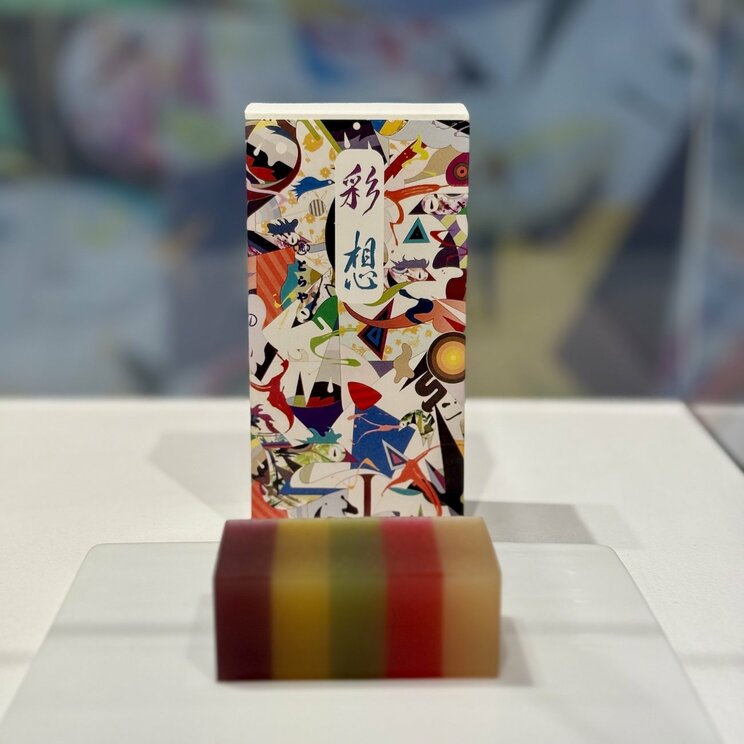 個展「松山智一展 FIRST LAST」で飾られている「とらや」の作品(写真/集英社オンライン)