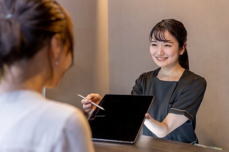 近年、大手美容クリニックの倒産や破産などがありながら、依然として美容外科への就職希望者は多い　写真はイメージです（PhotoAC）