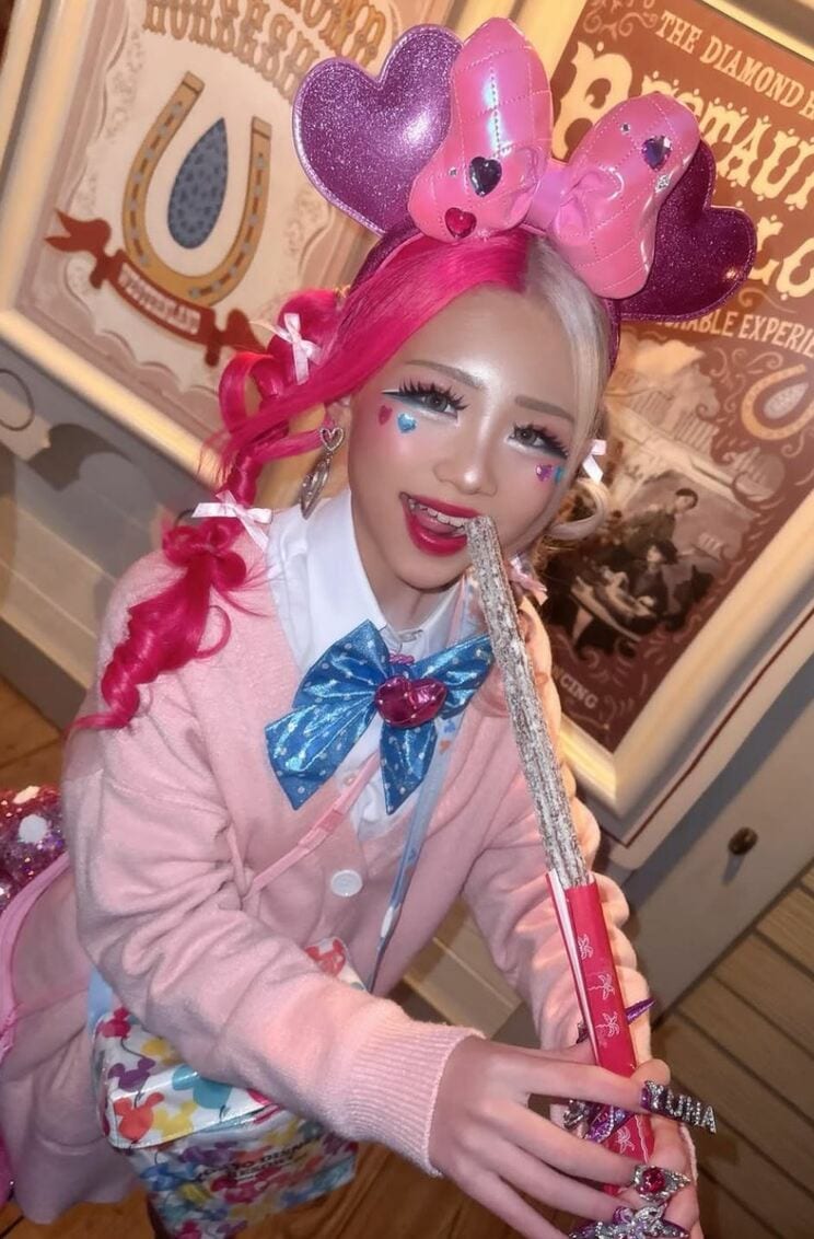 チュロスを食べる、ゆなち（写真／本人Instagram）