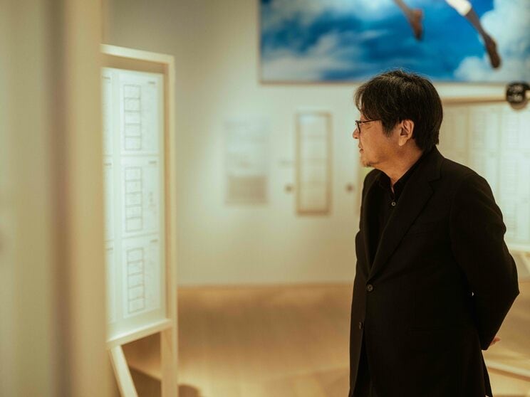 「これまで過去の自分の作品を振り返ることはなかった」と細田監督
