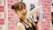 コミケの“激臭問題”ついに解決!? 消臭スプレーを参加者に噴きかけまくる「消臭防衛隊」とは? レイヤーが参加者に“シューーッ”