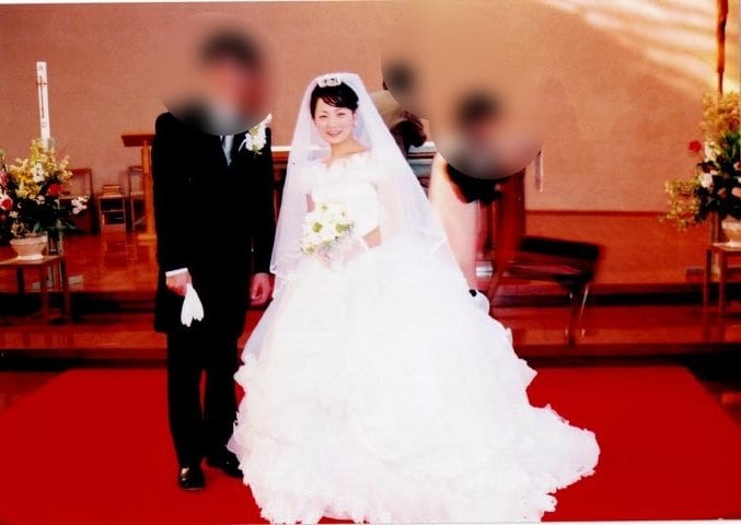 裁判官の男性と１回目の結婚を果たした原口さん(写真／本人提供、以下同)